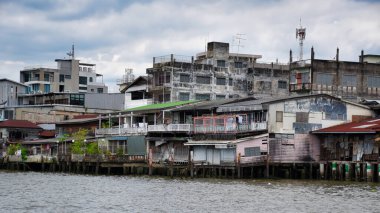 Chao Phraya Nehri 'nin yanındaki Bangkok Çin Mahallesi' nde eski, ahşap, geleneksel evler.