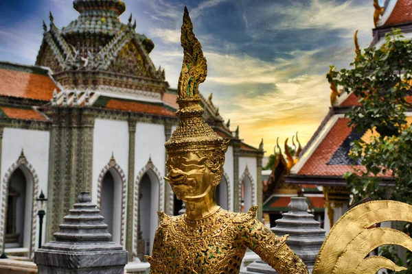 Beautifully stunning gold statue of a Kinnara, a beloved mythical half-human, half-bird creature on the Upper Terrace of Wat Phra Kaew or Temple of the Emerald Buddha in the Grand Palace in Bangkok — Stock Photo, Image