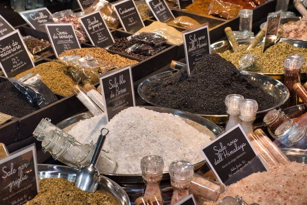 Artigiano in Fiera, een unieke beurs om handgemaakte creaties te kopen, zien, aanraken, probeer de beste internationale gerechten van over de hele wereld. Uniek, origineel, de hoogste kwaliteit — Stockfoto