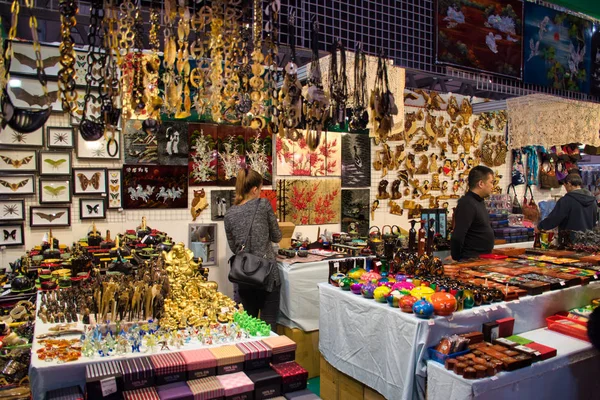 Artigiano en Fiera, una feria única para comprar, ver, tocar creaciones hechas a mano, probar la mejor cocina internacional de todo el mundo. Único, original, de la más alta calidad —  Fotos de Stock