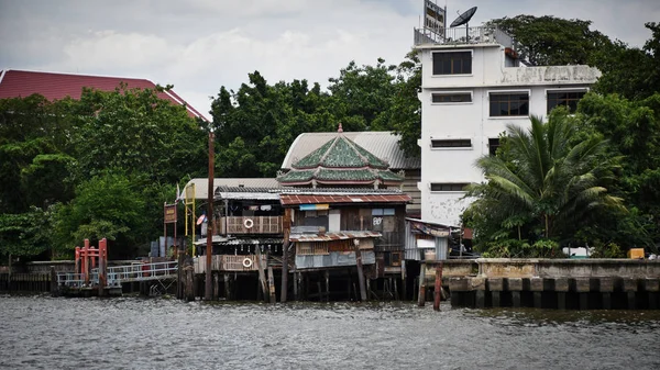 Old, wooden, traditional houses in Bangkok Chinatown alongside the Chao Phraya River — Stock Photo, Image