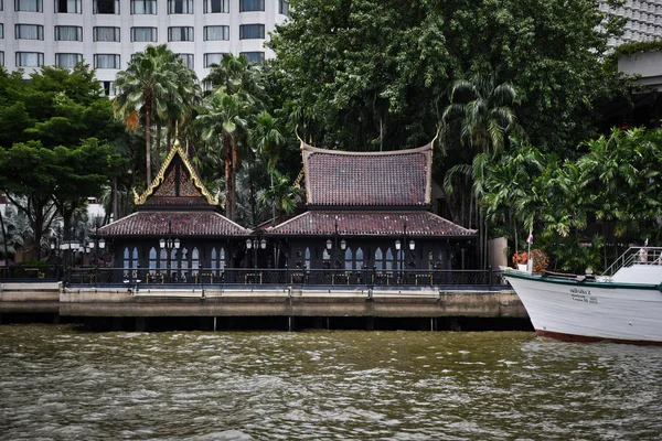 Bangkok, Thailanda .11.24.2019: Vedere a digului privat cu case tradiționale thailandeze de lux și exclusivist Shangri-La Hotel alături de râul Chao Phraya — Fotografie, imagine de stoc