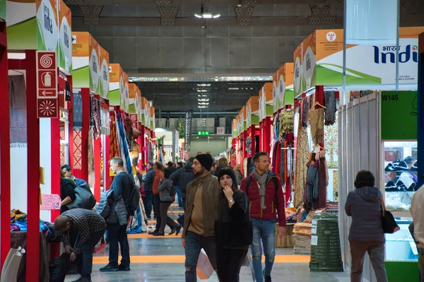 Artigiano en Fiera, una feria única para comprar, ver, tocar creaciones hechas a mano, probar la mejor cocina internacional de todo el mundo. Único, original, de la más alta calidad —  Fotos de Stock