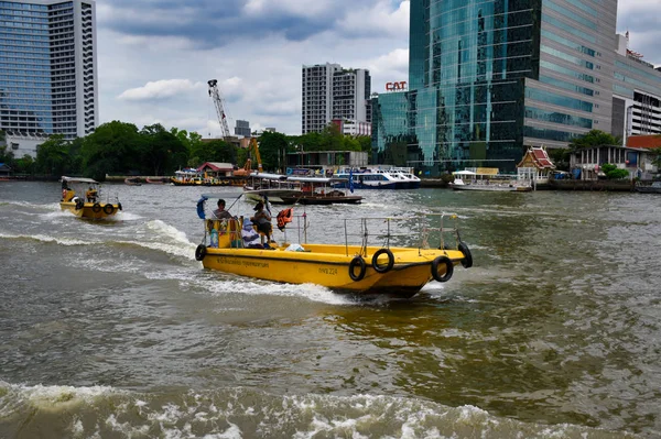 O barcă uriașă de construcție galbenă pe râul Chao Phraya — Fotografie, imagine de stoc