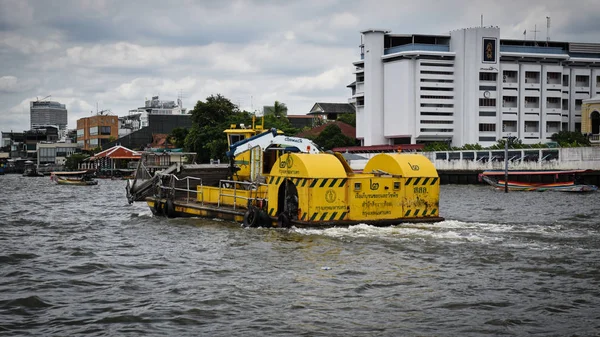 A huge, giant yellow construction boat on the Chao Phraya River — Stock Photo, Image