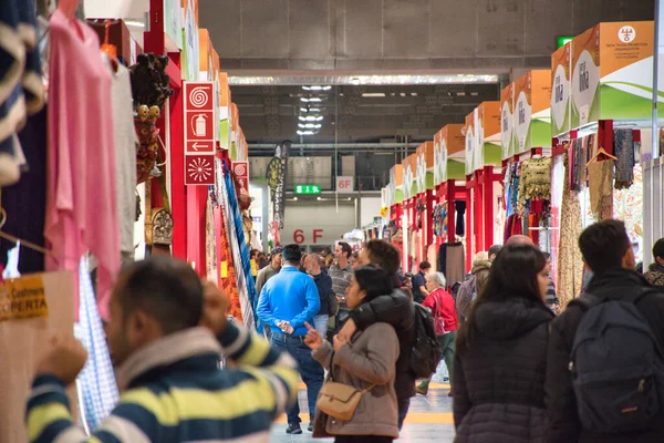 Artigiano en Fiera, una feria única para comprar, ver, tocar creaciones hechas a mano, probar la mejor cocina internacional de todo el mundo. Único, original, de la más alta calidad —  Fotos de Stock