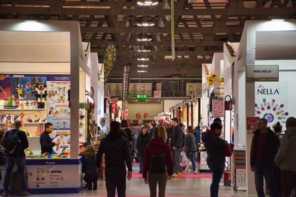 Artigiano en Fiera, una feria única para comprar, ver, tocar creaciones hechas a mano, probar la mejor cocina internacional de todo el mundo. Único, original, de la más alta calidad —  Fotos de Stock