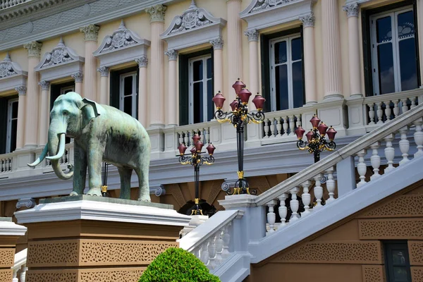 2019 코끼리 조각상 과아름다운 황금색 스탠드등으로 장식된 Phra Threang Chakri — 스톡 사진