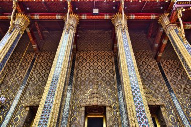 Hayal gücünü gerçeğe dönüştüren sanatçılar tarafından yaratılan geleneksel Tayland mimarisinin özellikleri. Ayrıntılı, altın eğimli kiremit çatılar, yükselmiş köşeler, açık hava alanları, yemyeşil bahçeler.