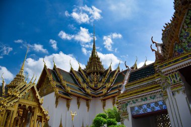 Hayal gücünü gerçeğe dönüştüren sanatçılar tarafından yaratılan geleneksel Tayland mimarisinin özellikleri. Ayrıntılı, altın eğimli kiremit çatılar, yükselmiş köşeler, açık hava alanları, yemyeşil bahçeler.