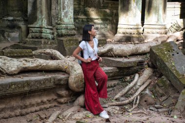 Güzel, güzel, genç Taylandlı kız, Siem Reap, Kamboçya 'daki Angkor Wat (Tapınakların Şehir / Başkenti) Hint tapınağı kompleksini keşfediyor. Dünyanın en büyük dini anıtı.