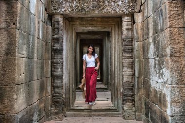 Güzel, güzel, genç Taylandlı kız, Siem Reap, Kamboçya 'daki Angkor Wat (Tapınakların Şehir / Başkenti) Hint tapınağı kompleksini keşfediyor. Dünyanın en büyük dini anıtı.