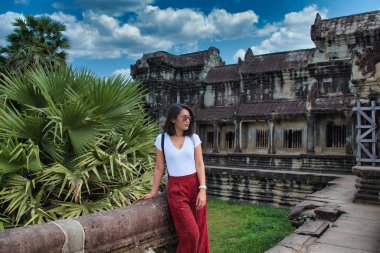 Güzel, güzel, genç Taylandlı kız, Siem Reap, Kamboçya 'daki Angkor Wat (Tapınakların Şehir / Başkenti) Hint tapınağı kompleksini keşfediyor. Dünyanın en büyük dini anıtı.