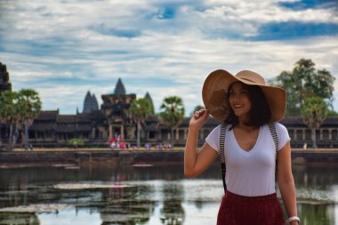 Güzel, güzel, genç Taylandlı kız, Siem Reap, Kamboçya 'daki Angkor Wat (Tapınakların Şehir / Başkenti) Hint tapınağı kompleksini keşfediyor. Dünyanın en büyük dini anıtı.