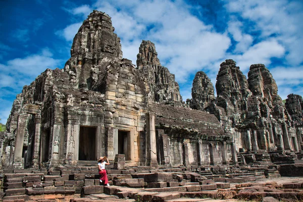 Linda, bonita, jovem tailandesa está explorando as ruínas antigas de Angkor Wat (Cidade / Capital dos Templos) complexo de templos hindus em Siem Reap, Camboja. O maior monumento religioso do mundo — Fotografia de Stock