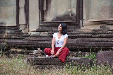 Güzel, güzel, genç Taylandlı kız, Siem Reap, Kamboçya 'daki Angkor Wat (Tapınakların Şehir / Başkenti) Hint tapınağı kompleksini keşfediyor. Dünyanın en büyük dini anıtı.