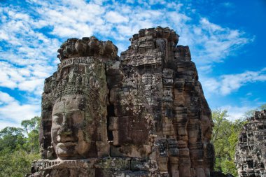 Bayon 'daki Bayon yüzleri, Prasat Bayon zenginleştirilmiş Khmer tapınağı.