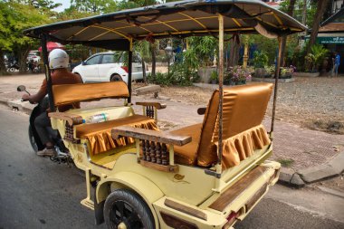 Siem Reap 'te popüler bir ulaşım aracı olan geleneksel motosiklet Tuk Tuk taksisinin iç görüntüsü