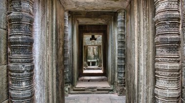 Phimeanakas Tapınağı Angkor Wat 'ın antik kalıntılarının arasında.