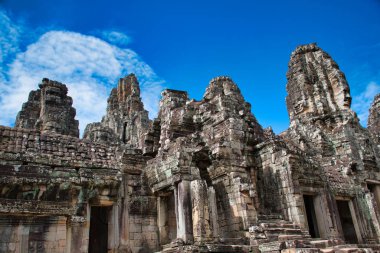 Phimeanakas Tapınağı Angkor Wat 'ın antik kalıntılarının arasında.