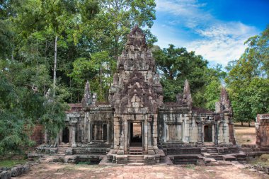 Phimeanakas Tapınağı Angkor Wat 'ın antik kalıntılarının arasında.