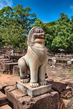 Phimeanakas Tapınağı Angkor Wat 'ın antik kalıntılarının arasında.