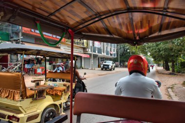 Siem Reap 'te popüler bir ulaşım aracı olan geleneksel motosiklet Tuk Tuk taksisinin iç görüntüsü