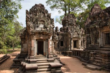 Phimeanakas Tapınağı Angkor Wat 'ın antik kalıntılarının arasında.
