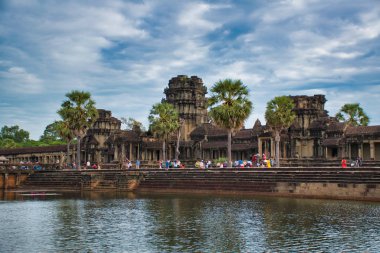 Angkor Wat, Siem Reap Kamboçya 'da bir Hindu tapınağı kompleksi.
