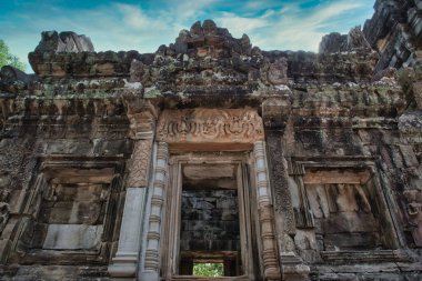 Phimeanakas Tapınağı Angkor Wat 'ın antik kalıntılarının arasında.