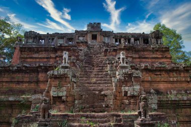 Phimeanakas Tapınağı Angkor Wat 'ın antik kalıntılarının arasında.
