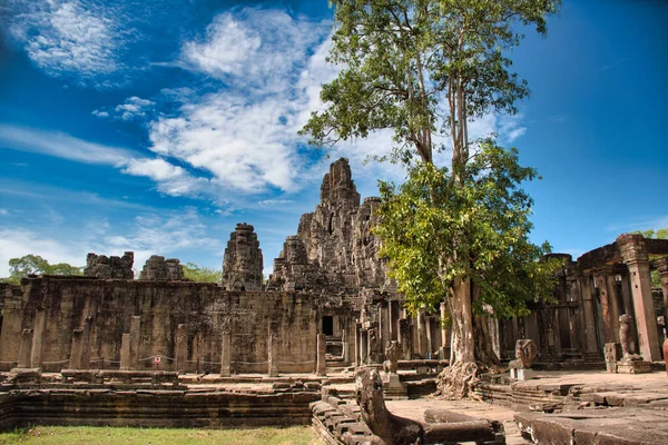 Phimeanakas Templo local entre as ruínas antigas de Angkor Wat — Fotografia de Stock