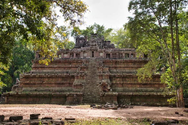 Phimeanakas Sitio del templo entre las ruinas antiguas de Angkor Wat —  Fotos de Stock