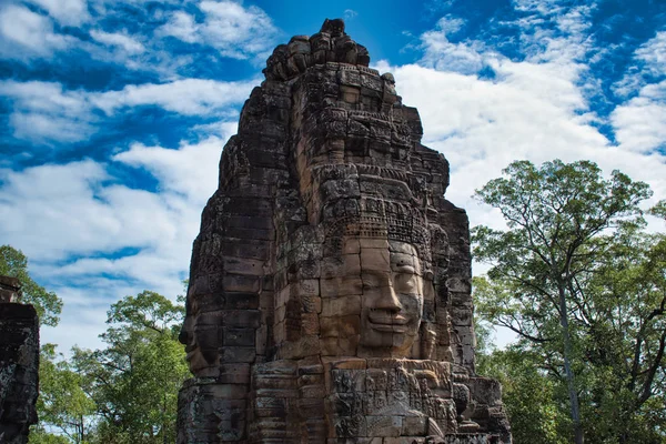 Bayonské tváře v Bayonu, Prasat Bayon bohatě zdobené chrám Khmer — Stock fotografie