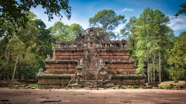 Phimeanakas chrám místo mezi starobylé zříceniny Angkor Wat — Stock fotografie