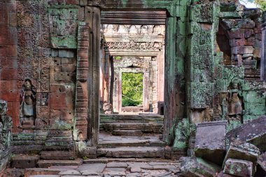 Preah Khan Tapınağı, Angkor Wat Hindu tapınağının 12. yüzyılda babasının anısına inşa edilen Siem Reap, Kamboçya 'daki antik kalıntıları arasındadır.