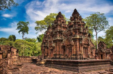 Banteay Srei veya Banteay Srey Tapınağı, Siem Reap, Kamboçya 'daki Angkor Wat Hindu tapınağı kompleksinin antik kalıntıları arasındadır. Tapınak Hindu tanrısı Shiva 'ya adanmıştır.