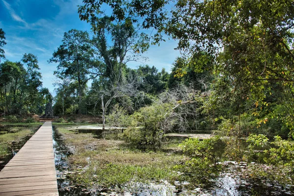 Caminho Sobre Uma Lagoa Para Chegar Templo Khmer Neak Pean — Fotografia de Stock