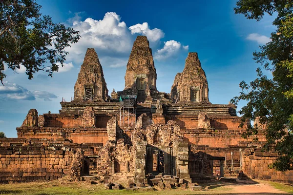 Kamboçya 'nın Siem Reap kentindeki Angkor Wat Hindu tapınağının antik kalıntıları arasında Pre Rup Tapınağı var. Khmer Kralı Rajendravarman 'ın tapınağı olarak inşa edildi.
