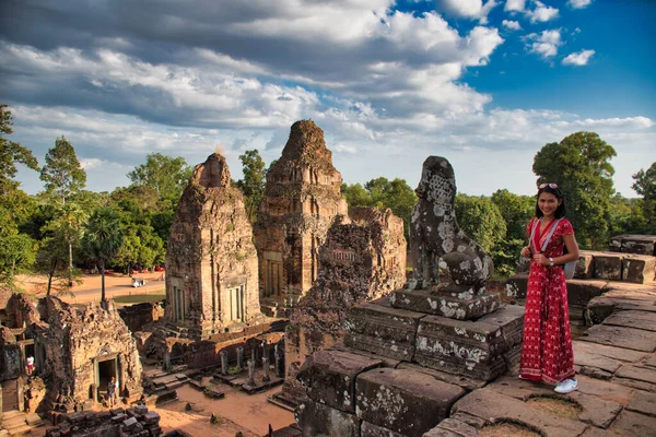 Kamboçya 'nın Siem Reap kentindeki Angkor Wat Hindu tapınağı kompleksinin antik kalıntıları arasında, Pre Rup Tapınağı' nın tepesindeki güzel Taylandlı kız. Khmer Kralı Rajendravarman 'ın tapınağı olarak inşa edildi.