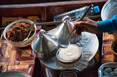 Damnoen Saduak, Tayland, 12.22.2019: Meyve, sebze, yiyecek ve küçük teknelerden satılan farklı ürünlerle ünlü Damnoen Saduak Yüzen Pazarı. Yakın zamana kadar, ticaretin ana şekli...