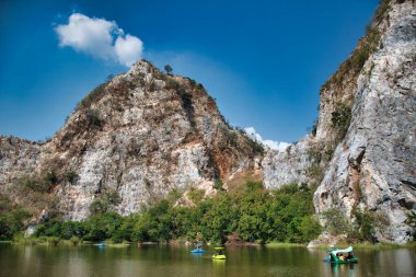 Ratchaburi, Tayland 12.22.2019: Khao Ngu Rock Parkı, Khao Ngu adı yılan tepeleri anlamına gelir. Yerel halk buranın yılanların yuvası olduğuna inanıyor ama bugünlerde turistler için turistik bir yer.
