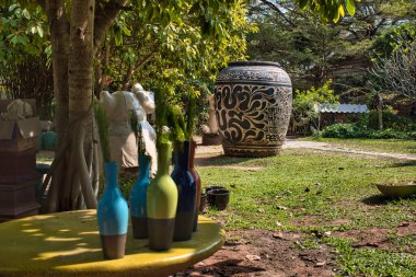 Ratchaburi, Tayland 'daki Tao Hong Tai Seramik Fabrikası' nın bahçesinde değişik şekillerde seramik ürünleri var.