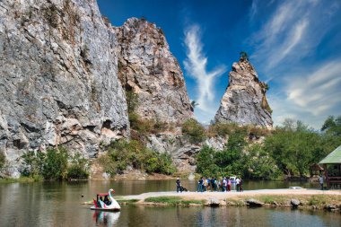 Ratchaburi, Tayland 12.22.2019: Khao Ngu Rock Parkı, Khao Ngu adı yılan tepeleri anlamına gelir. Yerel halk buranın yılanların yuvası olduğuna inanıyor ama bugünlerde turistler için turistik bir yer.