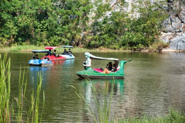 Ratchaburi, Tayland 12.22.2019: Khao Ngu Rock Parkı, Khao Ngu adı yılan tepeleri anlamına gelir. Yerel halk buranın yılanların yuvası olduğuna inanıyor ama bugünlerde turistler için turistik bir yer.