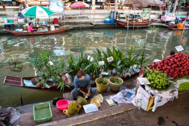 Damnoen Saduak, Tayland, 12.22.2019: Meyve, sebze, yiyecek ve küçük teknelerden satılan farklı ürünlerle ünlü Damnoen Saduak Yüzen Pazarı. Yakın zamana kadar, ticaretin ana şekli...