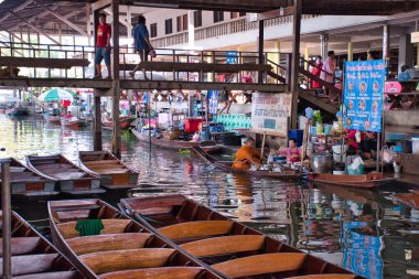 Damnoen Saduak, Tayland, 12.22.2019: Meyve, sebze, yiyecek ve küçük teknelerden satılan farklı ürünlerle ünlü Damnoen Saduak Yüzen Pazarı. Yakın zamana kadar, ticaretin ana şekli...