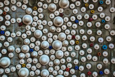 İnanılmaz güzel seramik desenler, Tayland, Ratchaburi 'deki Tao Hong Tai Seramik Fabrikası' nın bahçesinde harika renk ve şekillerle dolu motifler.