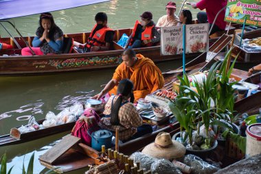 Damnoen Saduak, Tayland, 12.22.2019: Meyve, sebze, yiyecek ve küçük teknelerden satılan farklı ürünlerle ünlü Damnoen Saduak Yüzen Pazarı. Yakın zamana kadar, ticaretin ana şekli...