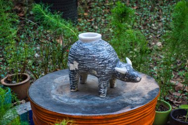 Ratchaburi, Tayland 'daki Tao Hong Tai Seramik Fabrikası' nın bahçesinde değişik şekillerde seramik ürünleri var.